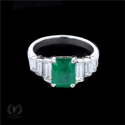EMERALD & BAGUETTE DIAMOND RING